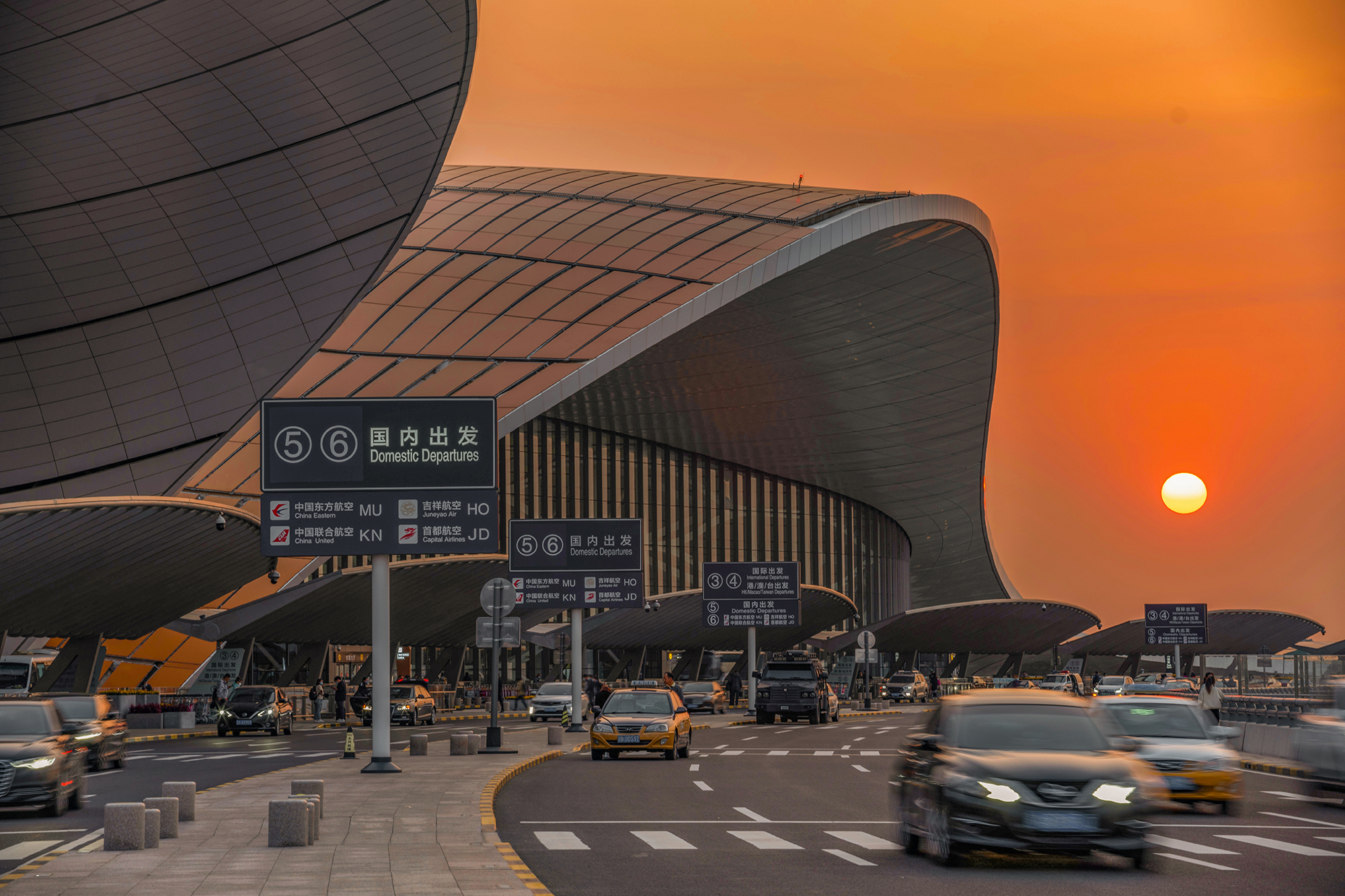 北京大兴国际机场主航站楼外观全景