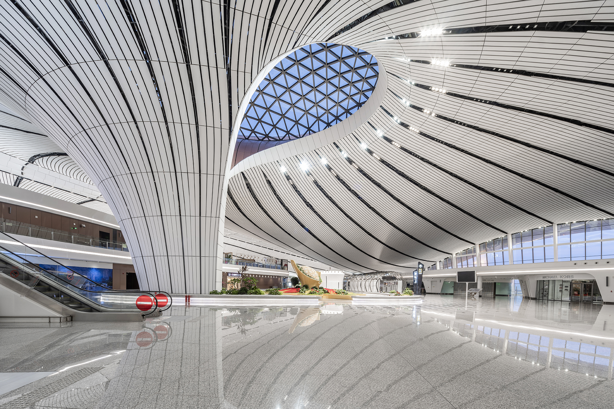 北京大兴国际机场自然采光下的候机厅空间