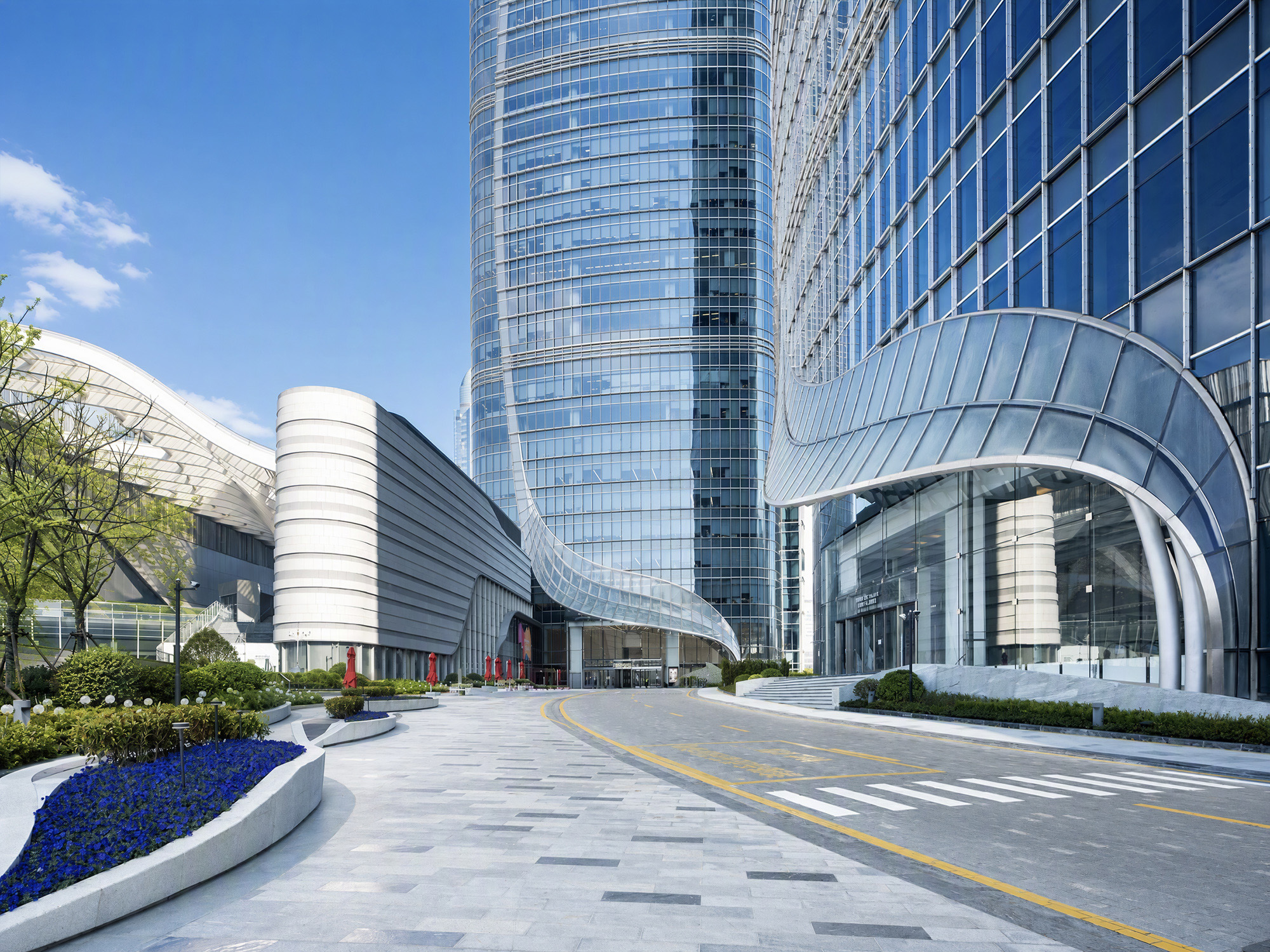 上海徐家汇中心ITC夜景中的商业建筑体量
