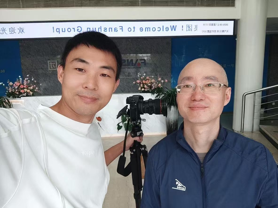 猎影视线摄影师徐飞与上海帆顺包装集团有限公司项目负责人马老师合影