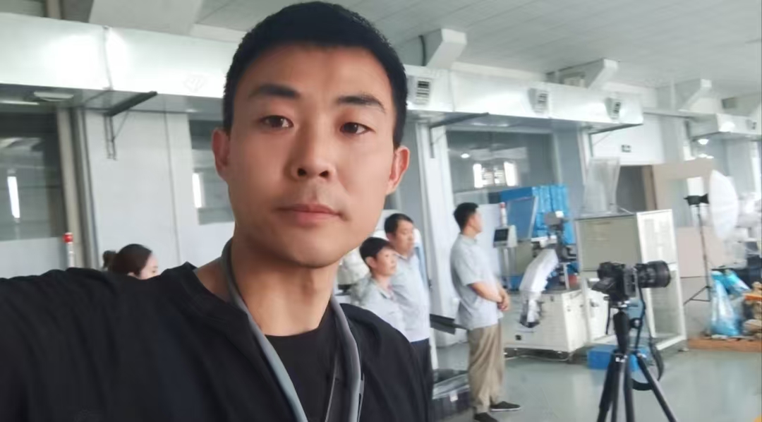 摄影师徐飞在帆顺包装生产车间拍摄工业设备