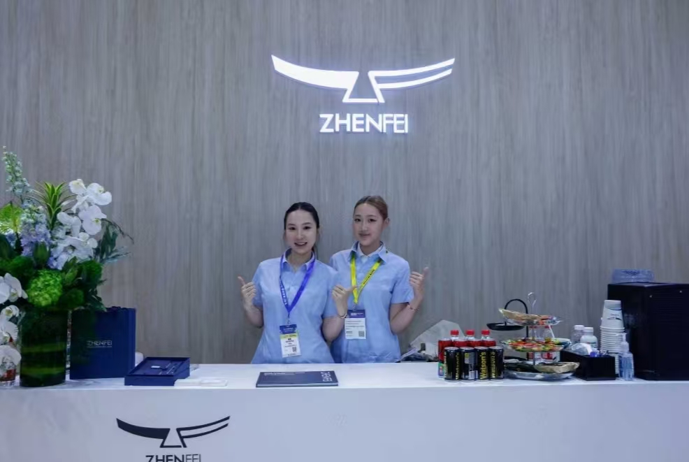 摄影师徐飞在帆顺包装厂区记录叉车物流作业