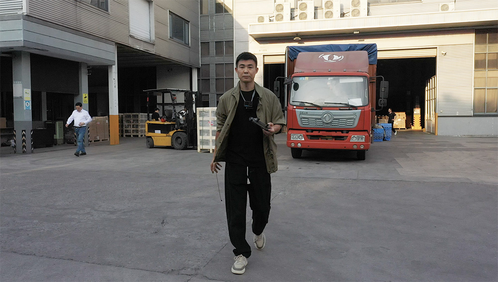 摄影师徐飞在宁波振飞窗饰制品厂区进行航拍现场勘景